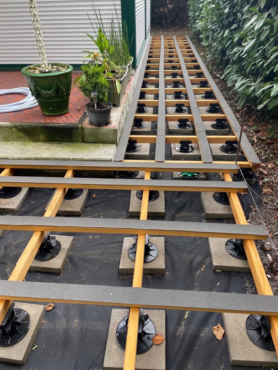 Avec DECKiBOIS, poser une terrasse n'aura jamais été aussi simple en utilisant les plots B Avec DECKiBOIS, poser une terrasse n'aura jamais été aussi simple en utilisant les plots B