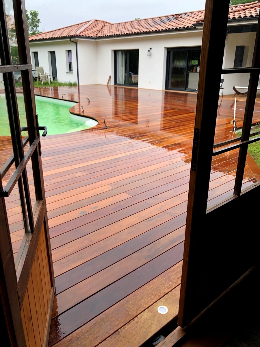 DECKiBOIS Après l’application du saturateur votre lame de terrasse en ipé du Brésil retrouvera sa couleur d’origine