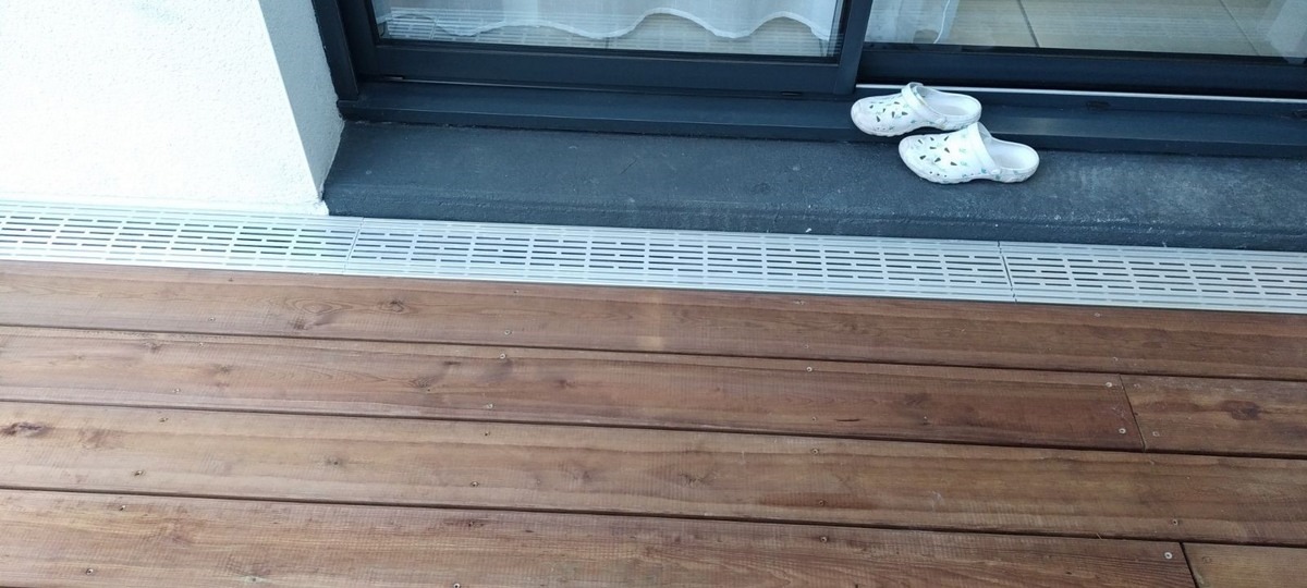 DECKiBOIS préconise de positionner une grille de ventilation le long des baies vitrées pour améliorer la circulation d’air 