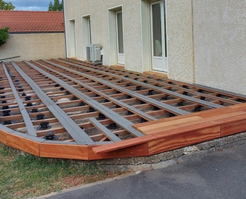 DECKiBOIS présente l'utilisation de bande bitulineuse sur des lambourdes en bois exotique