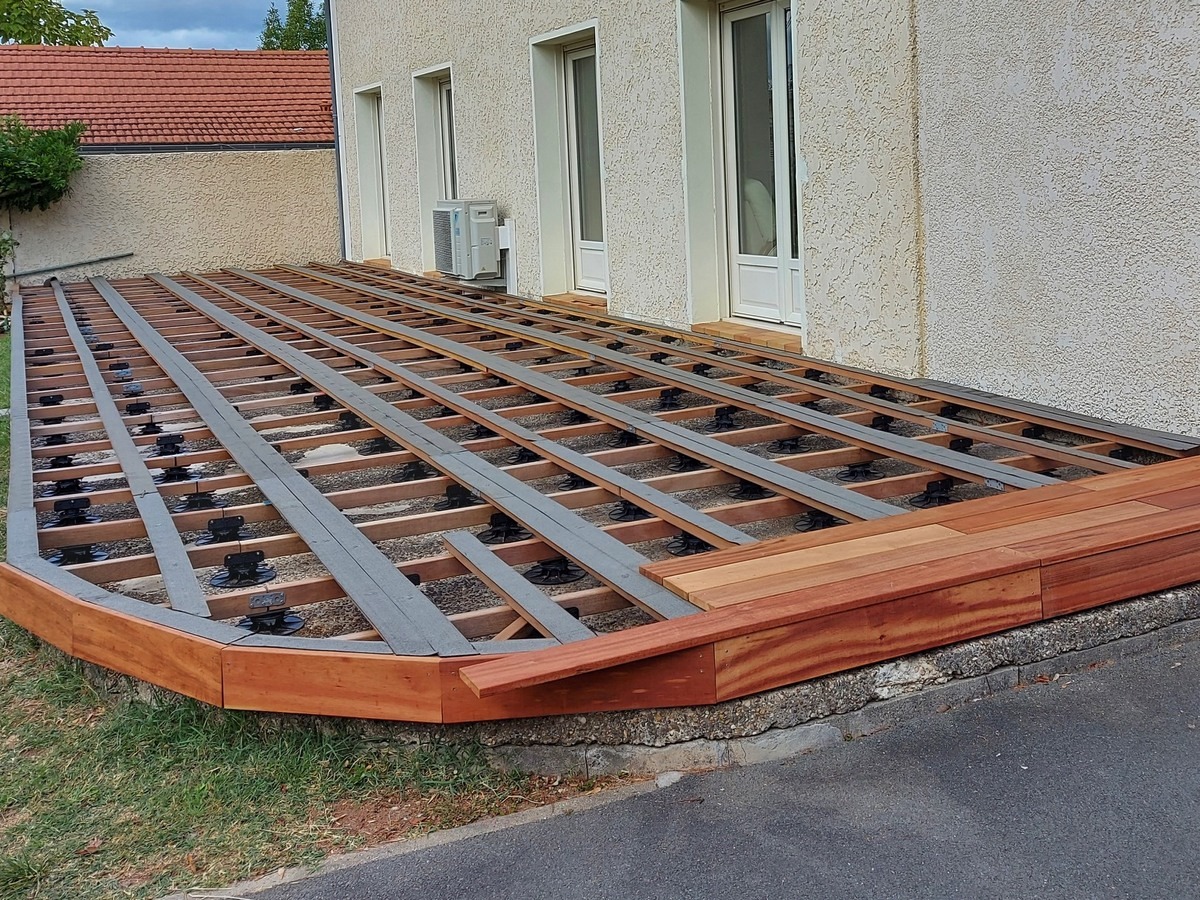 DECKiBOIS présente l'utilisation de bande bitulineuse sur des lambourdes en bois exotique