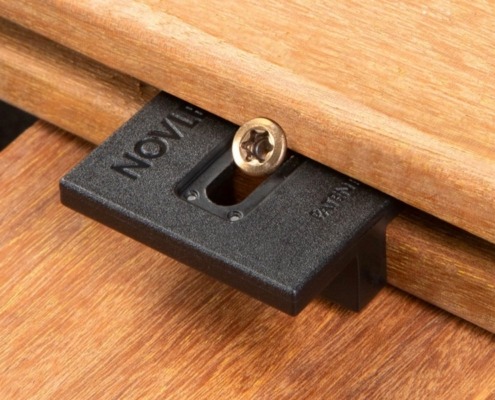 DECKiBOIS présente : le clips Hardwood clip de chez NOVLEK où la vis traverse un insert en inox puis la languette