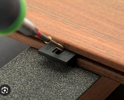 DECKiBOIS présente : le clips Hardwood clips de chez Novlek avec un vissage à 45 degrés