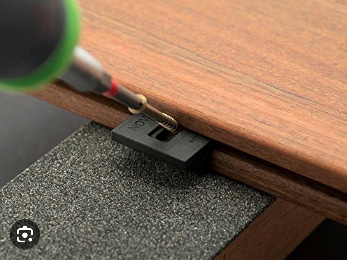 DECKiBOIS présente : le clips Hardwood clips de chez Novlek avec un vissage à 45 degrés