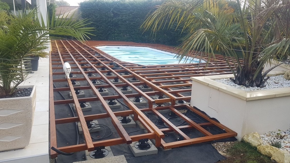 Les plots B pour lames de terrasse en bois ont été conçus pour accueillir en toute sécurité tous les types de lambourdes Les plots B pour lames de terrasse en bois ont été conçus pour accueillir en toute sécurité tous les types de lambourdes