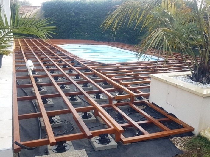 Pose d'une terrasse en IPÉ Positionnement des Plots PVC sur les Dalles