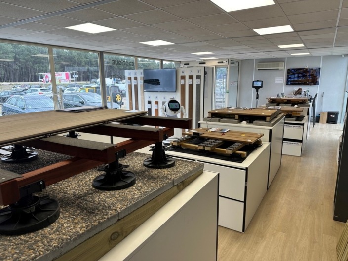 Pose d'une terrasse en IPÉ visibilité dans les showrooms DECKiBOIS