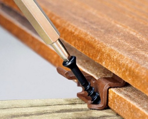 le Clips Timbertech composite ConceaLoc avec un vissage à 45 degré, il est fiable mais non démontable par-dessus