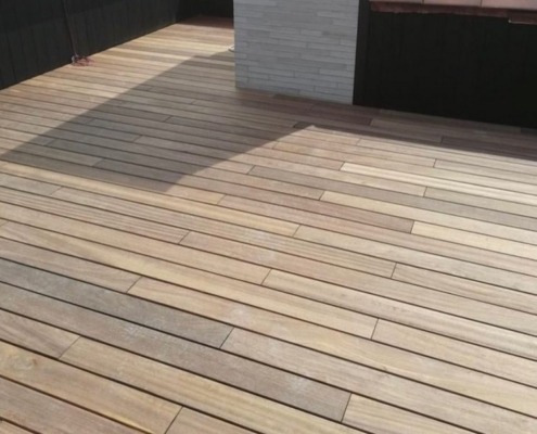 DECKiBOIS Grisaillement naturel de terrasse en Padouk 6 mois après la pose