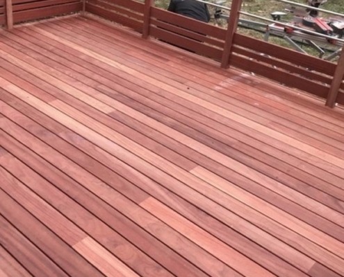 DECKiBOIS Terrasse en Padouk 21x120 clipsable 8 jours après la pose , le Padouk est encore rouge