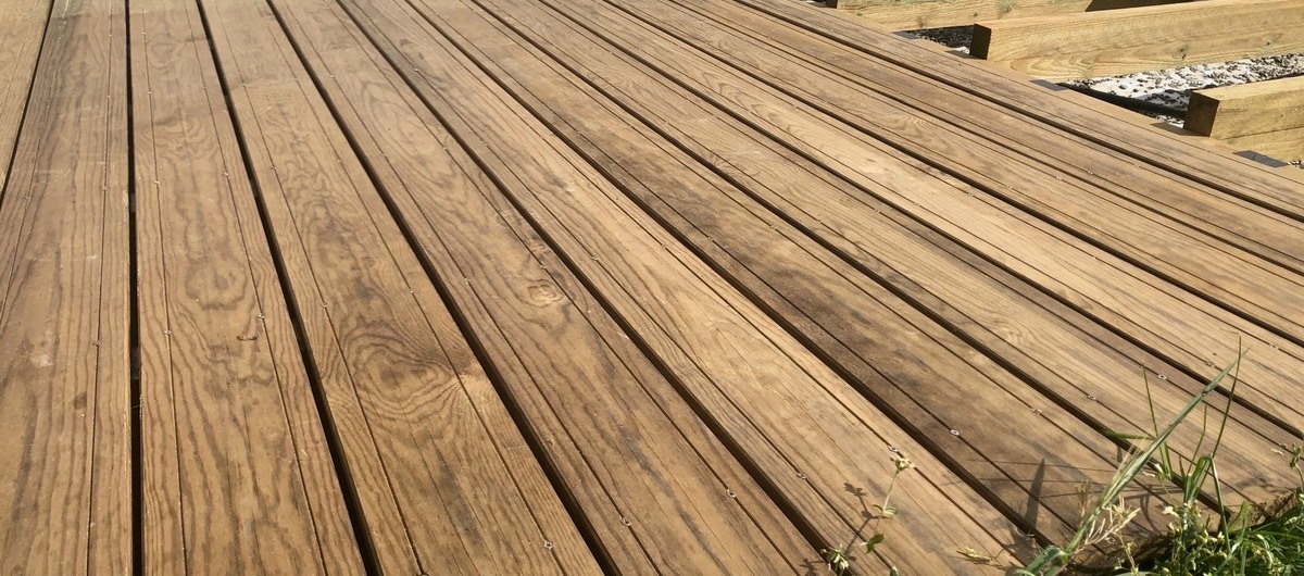 DECKiBOIS présente et commercialise des lames de terrasse en Pin des Landes sans nœuds