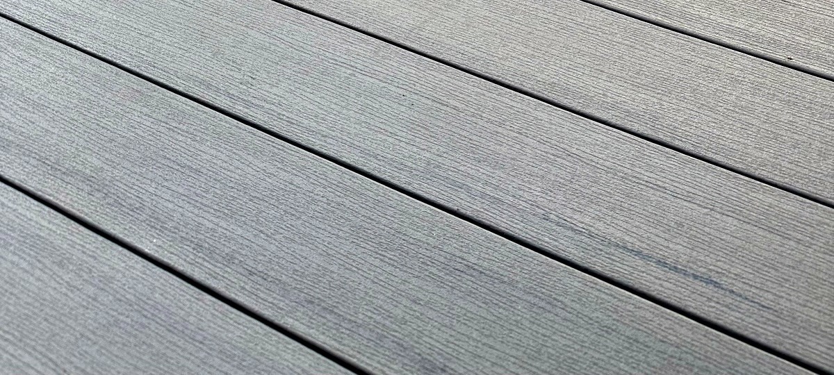 DECKiBOIS présente et commercialise des lames de terrasse en Pin des Landes sans nœuds DECKiBOIS présente et commercialise des lame composite TIMBERTECH Terrain