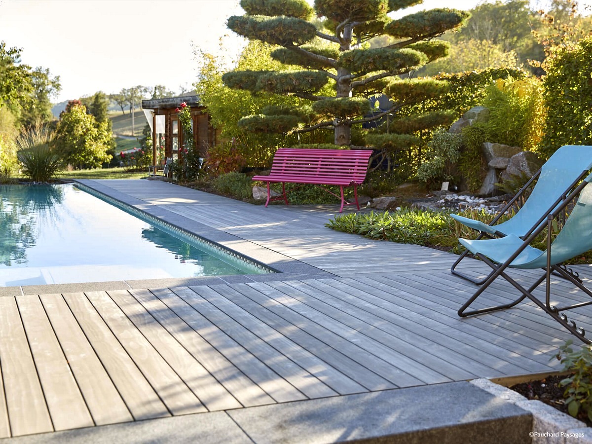 DECKiBOIS présente les lames de terrasse en ACCOYA gris teinté dans la masse avec le concept GRAD