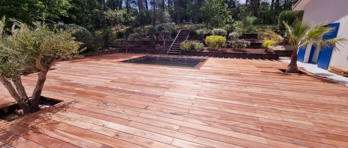 DECKiBOIS présente et commercialise les lames de terrasse en Muiracatiara appelé également Tigerwood ou Bois tigré