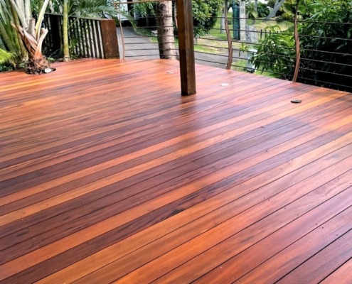 DECKiBOIS présente les lames de terrasse en Muiracatiara après l’application d’un saturateur PROTEXT TECK