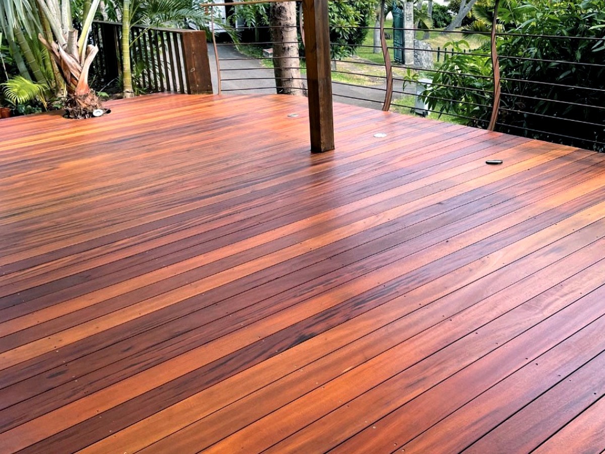 DECKiBOIS présente les lames de terrasse en Muiracatiara après l’application d’un saturateur PROTEXT TECK
