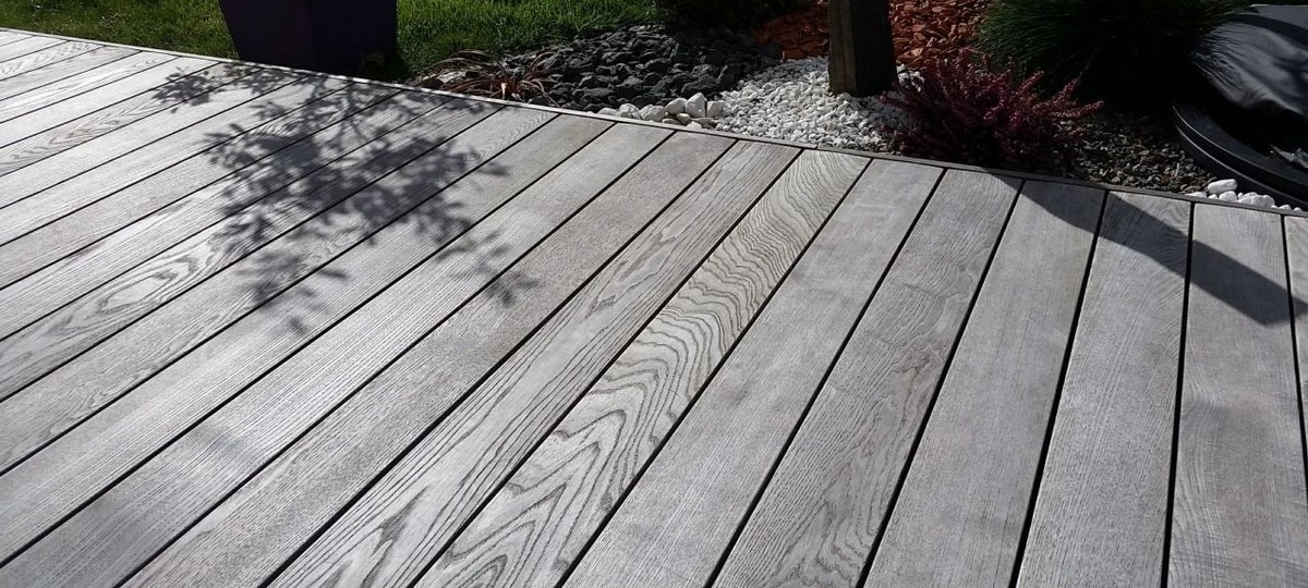 DECKiBOIS présente les lames de terrasse en bois Frêne Thermo Chauffé ou Thermofrêne avec le concept Grad après 1 an d’exposition aux UV et sans entretien DECKiBOIS présente les lames de terrasse en bois Frêne Thermo Chauffé ou Thermofrêne avec le concept Grad après 1 an d’exposition aux UV et sans entretien