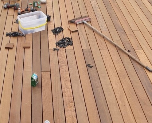 DECKiBOIS propose et commercialise des lames de terrasse en Itauba clipsable sans vis pour une plage de piscine