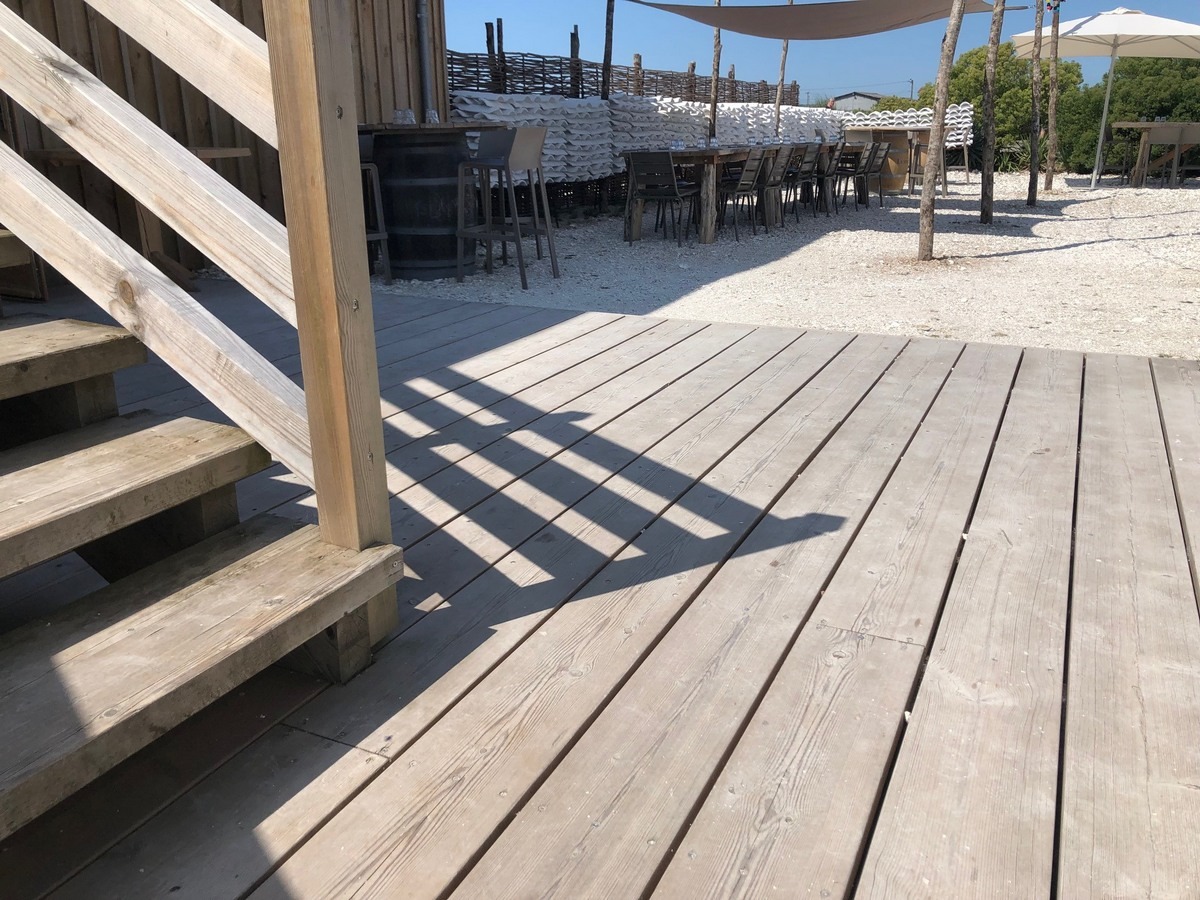 DECKiBOIS propose ses lames de terrasse en pin du nord mesurant 34 mm d'épaisseur et 195 mm de largeur