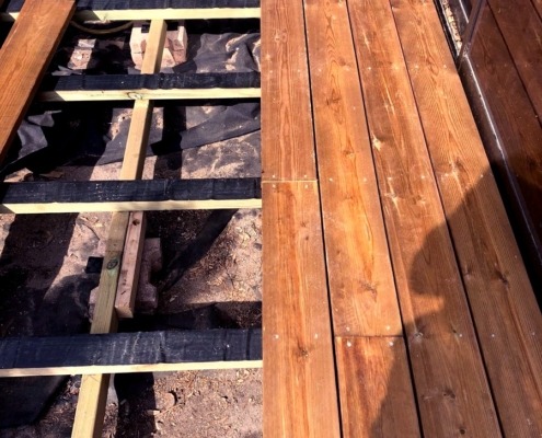 Lames de terrasse en pin du nord choix US en cours d'installation