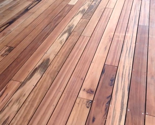 Le Muiracatiara se distingue par sa qualité exceptionnelle Sa caractéristique unique est son aspect tigré d'où son surnom de Tiger Wood lui conférant une authenticité inégalée.