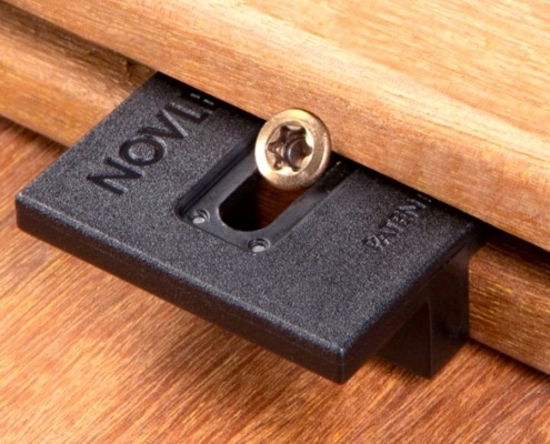 Pose des lames de terrasse en Itauba avec le sytème Hardwood clips de chez Novlek