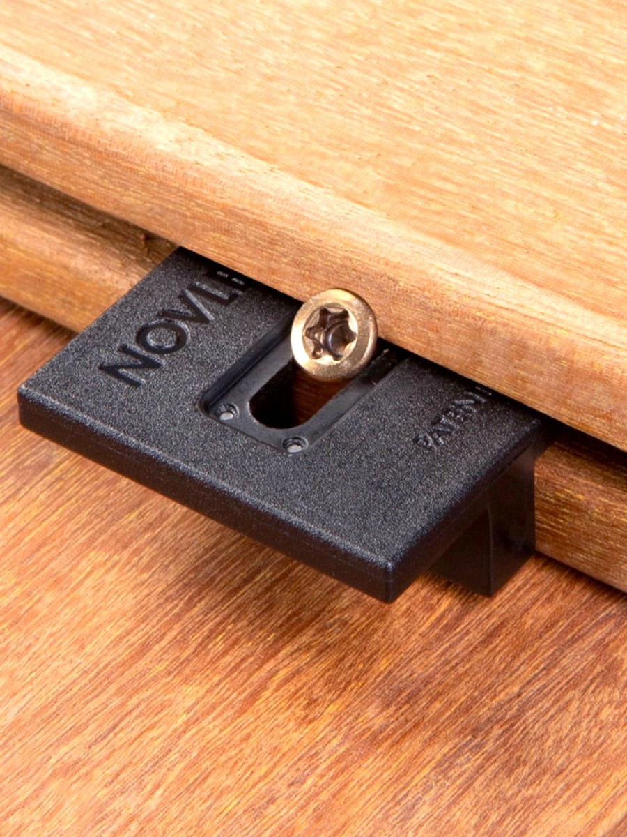 Pose des lames de terrasse en Itauba avec le sytème Hardwood clips de chez Novlek
