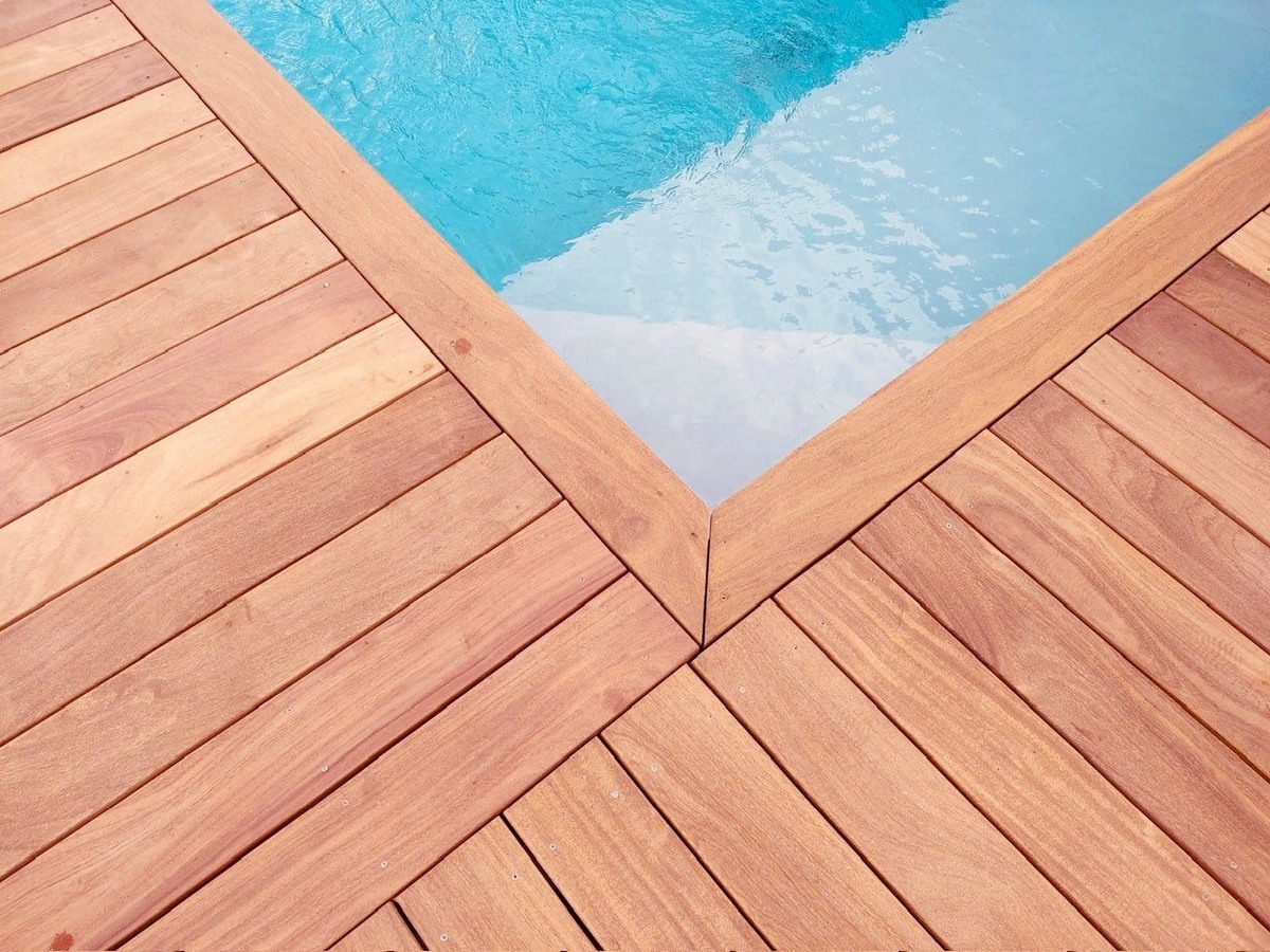 Terrasse en CUMARU avec des lames de 21x145mm, parfaitement lisses des deux côtés