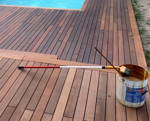 Terrasse en Itauba sur laquelle a été appliqué un saturateur PROTEXT teck de chez Durieu pour uniformiser et protéger le bois