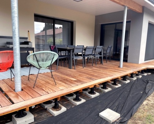 Terrasse en Muiracatiara présente une qualité exceptionnelle en classe 4 une grande stabilité et une durabilité remarquable Densité de 800 kgm3
