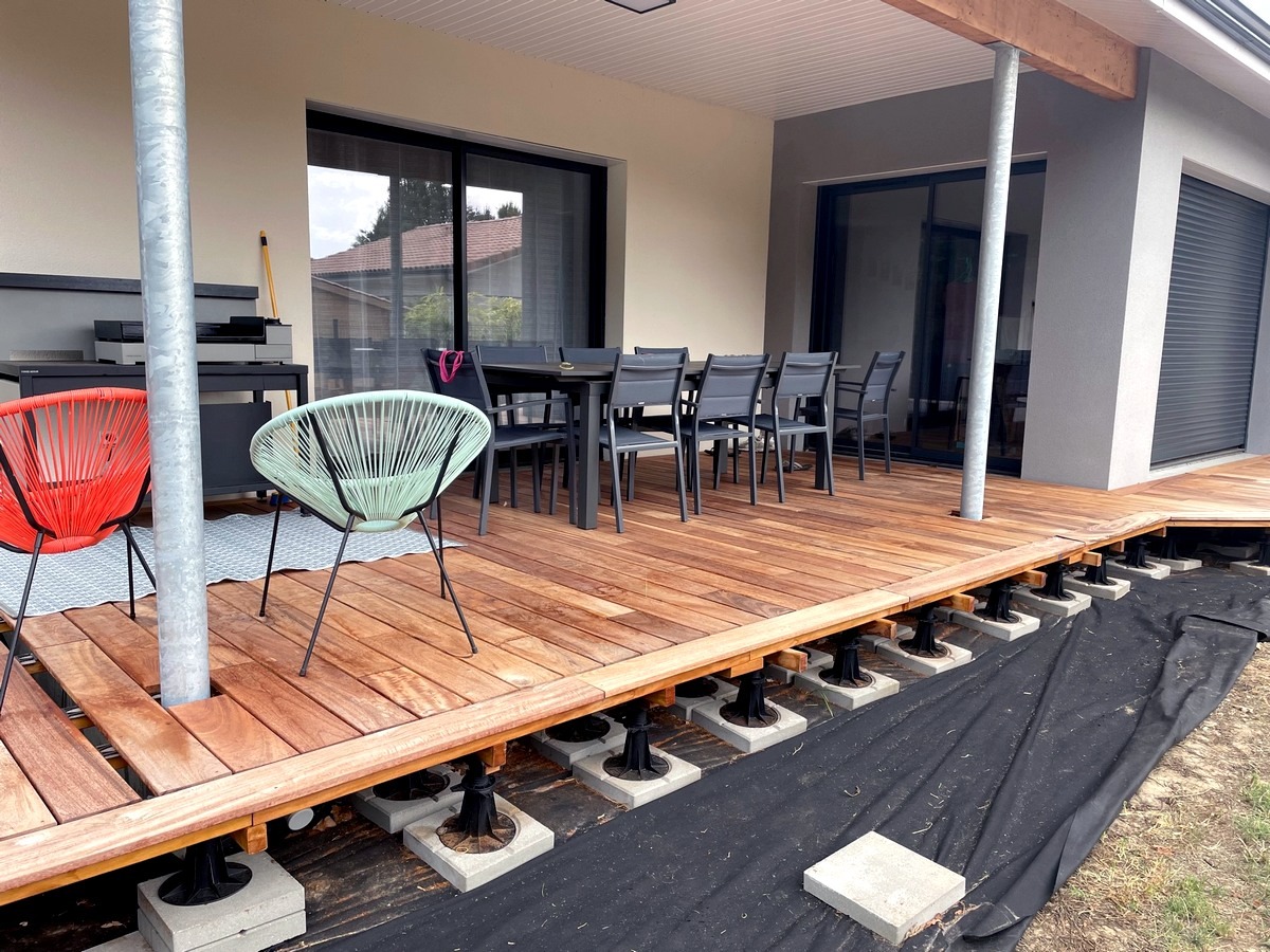 Terrasse en Muiracatiara présente une qualité exceptionnelle en classe 4 une grande stabilité et une durabilité remarquable Densité de 800 kgm3