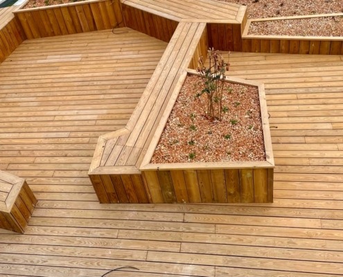 Terrasse en pin des landes sans noeuds, favorisant les circuits courts