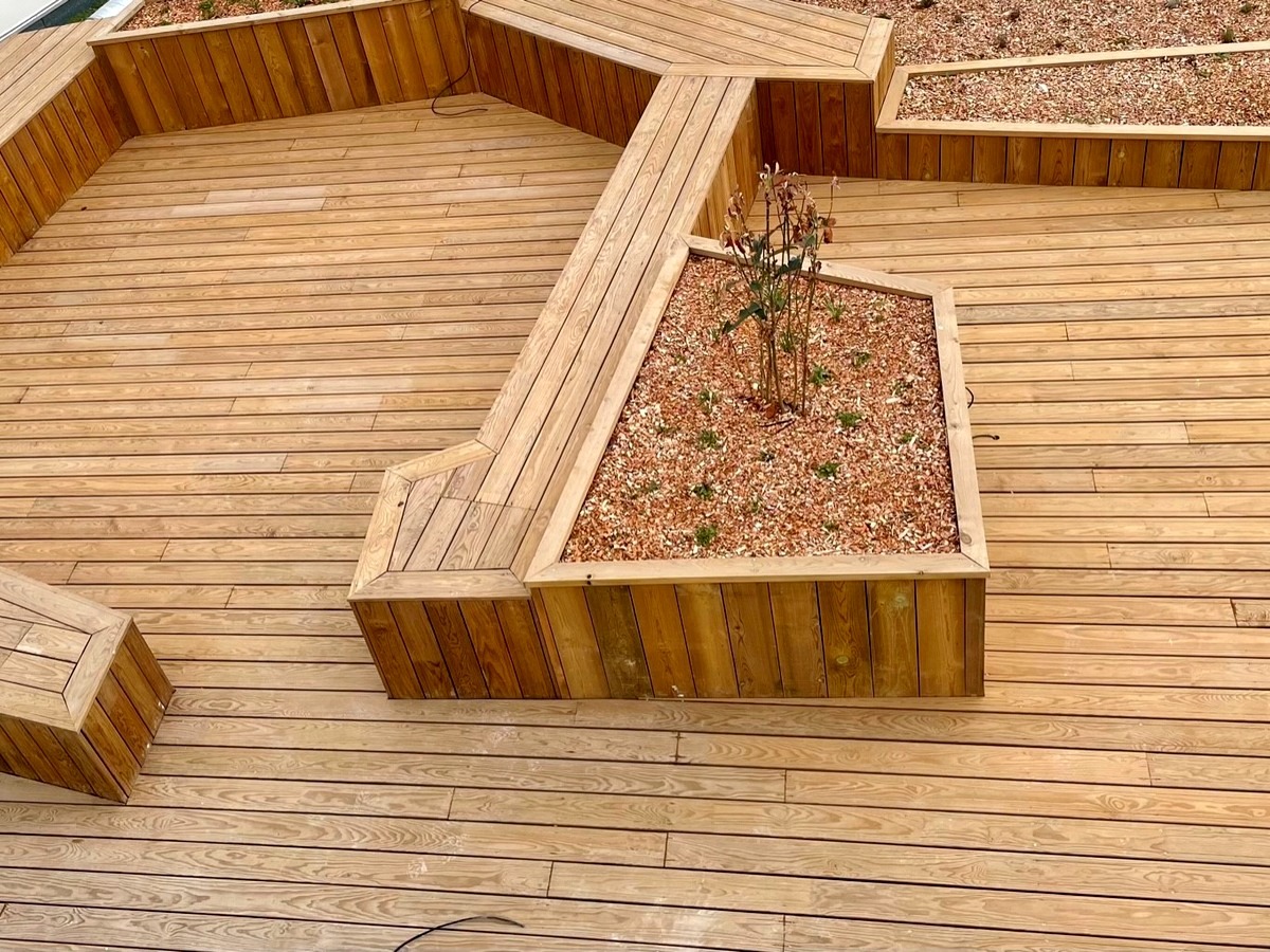 Terrasse en pin des landes sans noeuds, favorisant les circuits courts