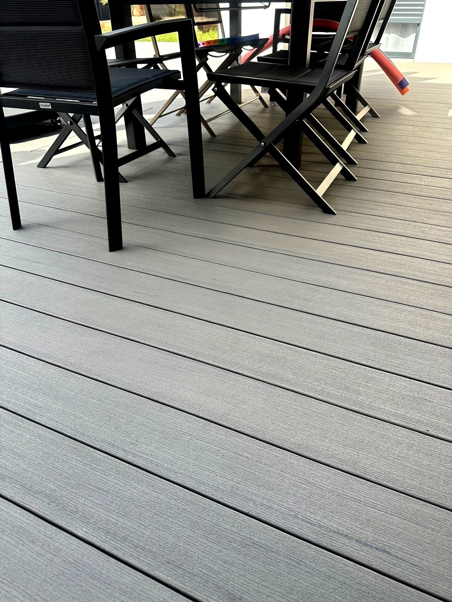 Terrasse réalisée avec des lame composite TIMBERTECH Terrain Terrasse réalisée avec des lame composite TIMBERTECH Terrain