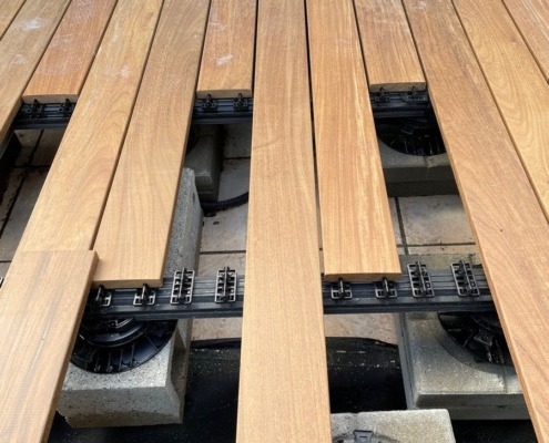 Lame de terrasse en ipé 21x120mm montée sur un flat rail de chez GRAD