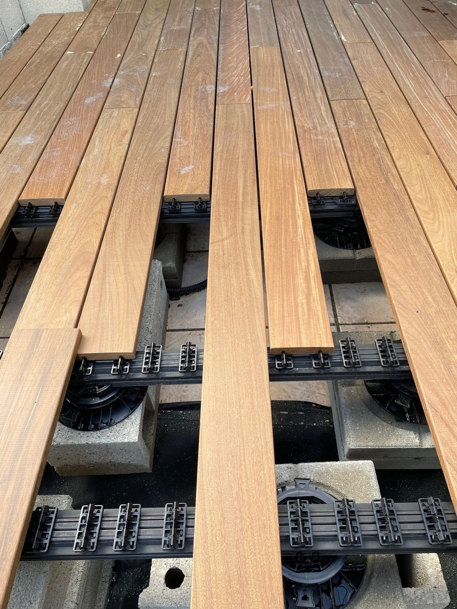 Lame de terrasse en ipé 21x120mm montée sur un flat rail de chez GRAD