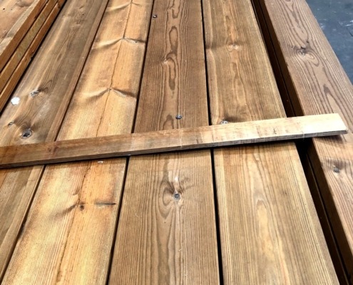 lames de terrasse en 27x145 en pin du nord choix AB traitées classe 4 marron