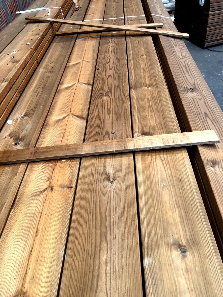 lames de terrasse en 27x145 en pin du nord choix AB traitées classe 4 marron