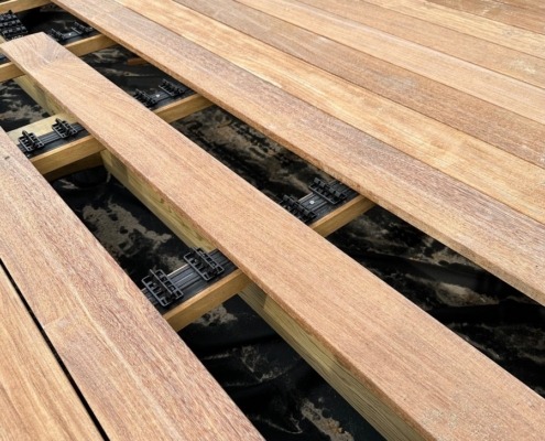 Lames de terrasse en ipé GRAD 211x20mm rainurées sur le dessous pour une pose sur des rails alu de type PR39 de chez GRAD + plots PVC TOP LIFT