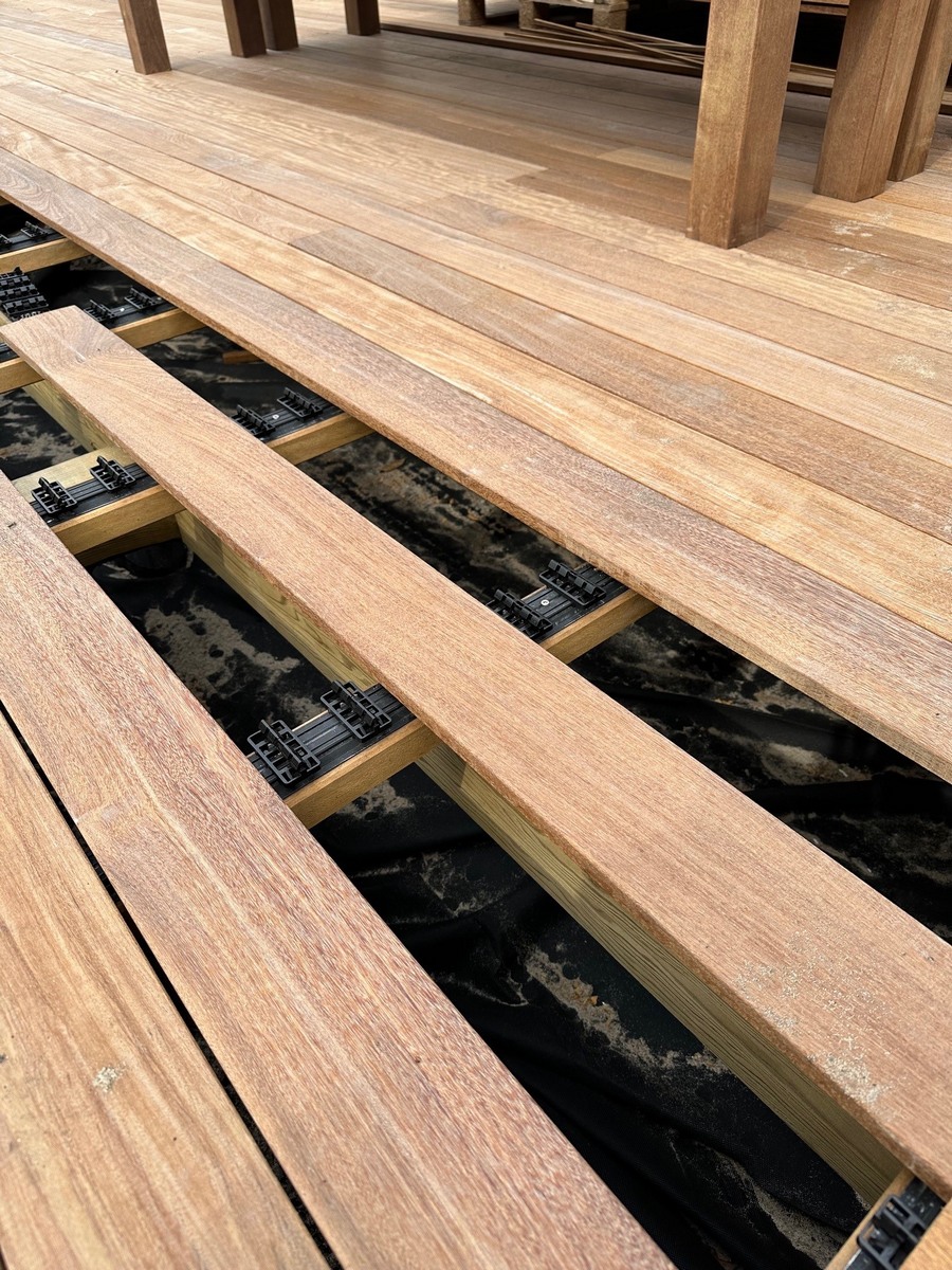 Lames de terrasse en ipé GRAD 211x20mm rainurées sur le dessous pour une pose sur des rails alu de type PR39 de chez GRAD + plots PVC TOP LIFT