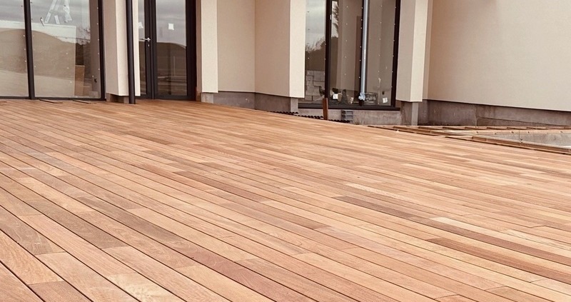 une terrasse de 280m² en ipé profil Grad épaisseur 21mm largeur 120mm posées à joint perdus