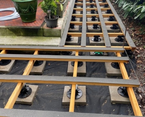 DECKiBOIS présente 1utilisation de dalles en béton ep 5cm de format 380mm x 380 mm pour tripler la surface d’appuis des plots pvc
