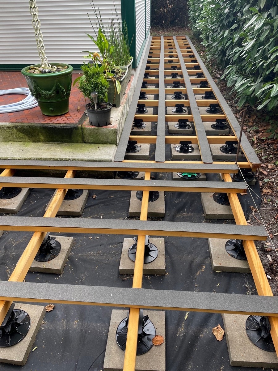 DECKiBOIS présente 1utilisation de dalles en béton ep 5cm de format 380mm x 380 mm pour tripler la surface d’appuis des plots pvc