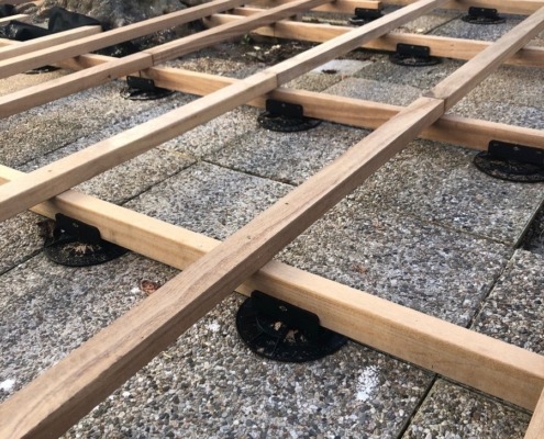 DECKiBOIS présente mini plots pvc de type B20 réglables de 20mm à 30mm posés sur le béton pour éviter de visser les lambourde dans le béton pour une pose plus rapide