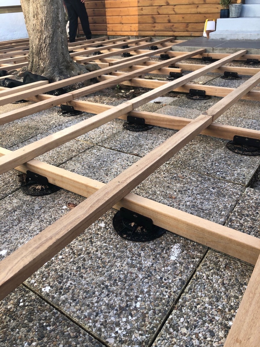 DECKiBOIS présente mini plots pvc de type B20 réglables de 20mm à 30mm posés sur le béton pour éviter de visser les lambourde dans le béton pour une pose plus rapide