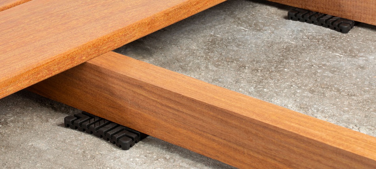 DECKiBOIS présente et commercialise les cales en caoutchouc d'isolation pour les terrasses