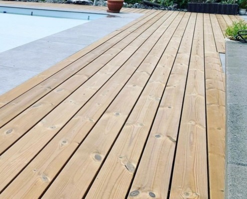 DECKiBOIS présente une terrasse en Thermopin Clipsable (système Grad) qui s'est légèrement grisé au soleil