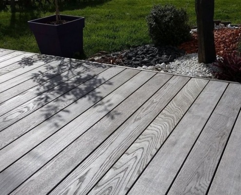 DECKiBOIS Terrasse en bois qui a adopté une teinte argentée au fil du temps