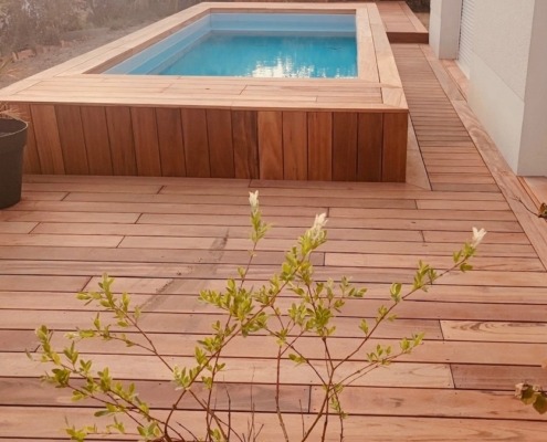 DECKiBOIS présente une terrasse en Tiger Woods sur laquelle a été appliqué un saturateur PROTEXT Teck qui a uniformisé les couleurs et à atténué le veinage du bois