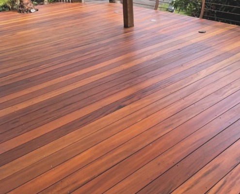 DECKiBOIS Terrasse en Tigerwood sur laquelle a été appliqué tout de suite après la pose un saturateur PROTEXT teck de chez DURIEU